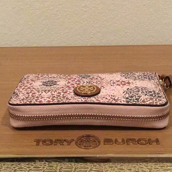 Tory Burch Kerrington Smartphone Wristlet 🌟 HOST PICK - Picture 5 of 13